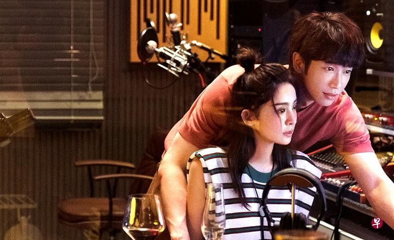 刘以豪（后）和古力娜扎在中国片《不要忘记我爱你》里扮演苦命鸳鸯。（嘉华提供）