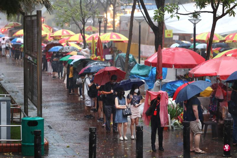 观音堂开放不到10分钟，狂风大作，飘起绵绵细雨，不久后雨势越来越大，庙外许多卖花摊贩的大伞也被吹翻，但排在庙外等候入内“请红包”的信徒并没有减少。 （何家俊摄）