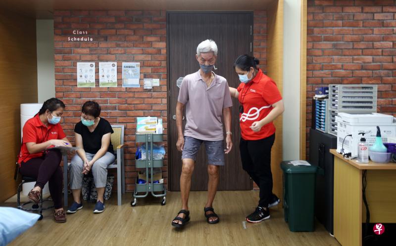 奥密克戎毒株性质不同，卫生部因此决定取消大部分行业的定期轮流检测，但从事医疗服务、照顾年长和年幼者，以及提供必要服务的职员仍须定期检测。（萧紫薇摄）