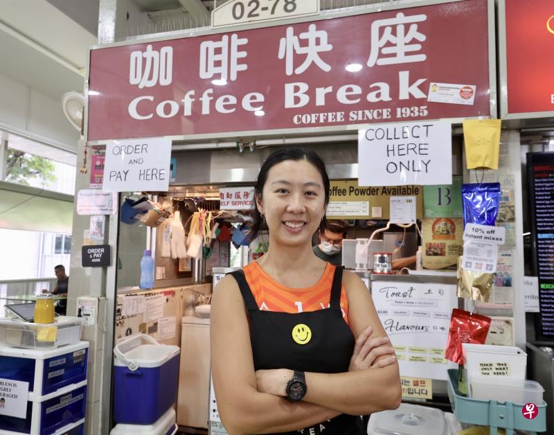 蔡逢惠是咖啡快座第三代摊主，也是厦门街熟食中心商联会主席，曾获第一届新加坡小贩奖的小贩文化传承奖。（邬福梁摄）