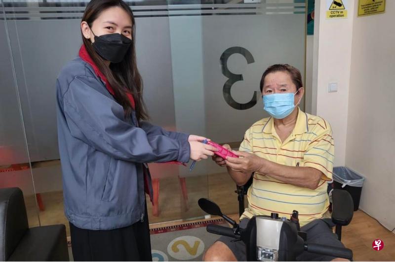 社会或家庭服务中心的受益者，若有检测需要，可向中心领取抗原快速检测（ART）自助检测仪，每人五个。卫生部长王乙康希望此举能减轻低收入者的经济负担。 （社会及家庭发展部提供）
