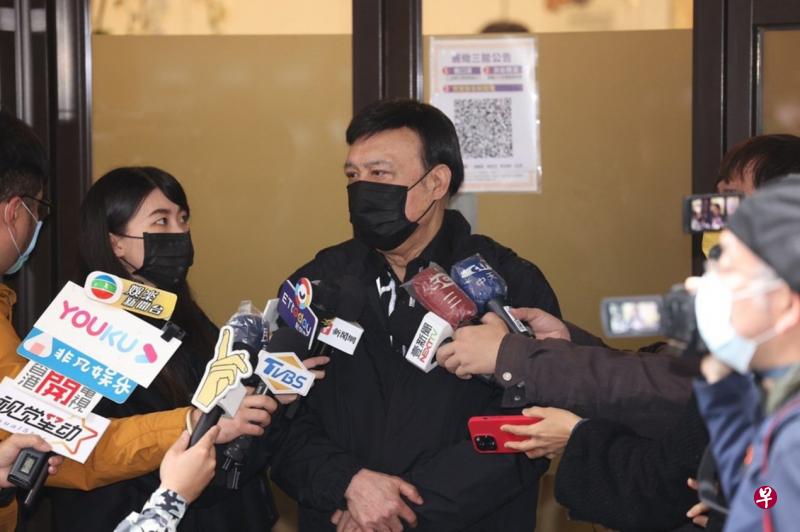 余天吊唁好友巴戈又担忧女儿的病，神情满是哀伤。（互联网）