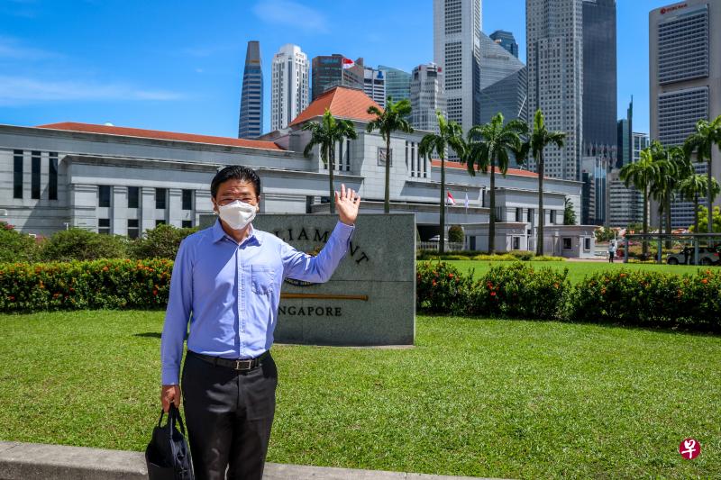 财政部长黄循财昨天进入国会大厦发表财政预算案声明前，向摄影记者挥手致意。（叶振忠摄）