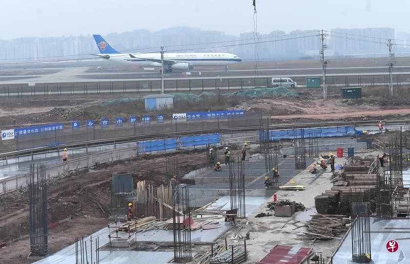 今年1月重庆江北国际机场正在建设中的T3B航站楼项目。该航站楼2024年建成投用后，江北机场将形成四条跑道、四座航站楼布局，满足年旅客吞吐量8000万人次、货邮吞吐量120万吨的需求。（中新社）
