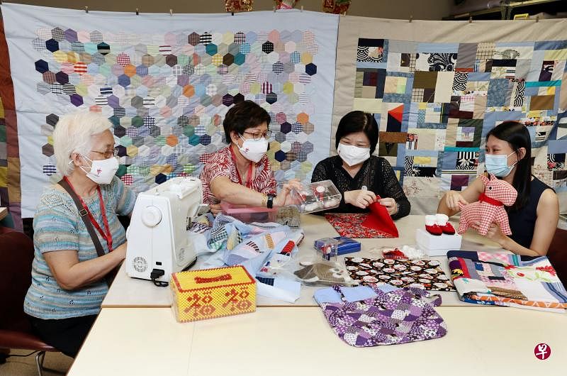 符史娟（左起）、彭美凤和刘全顺都是陈笃生医院消遣治疗工作组的组员。背景挂着符史娟最拿手的百纳被。沈诗容（右一）透露，组员们都非常期待能再次每周聚集，与彼此分享手工艺点子和谈天。（梁麒麟摄）