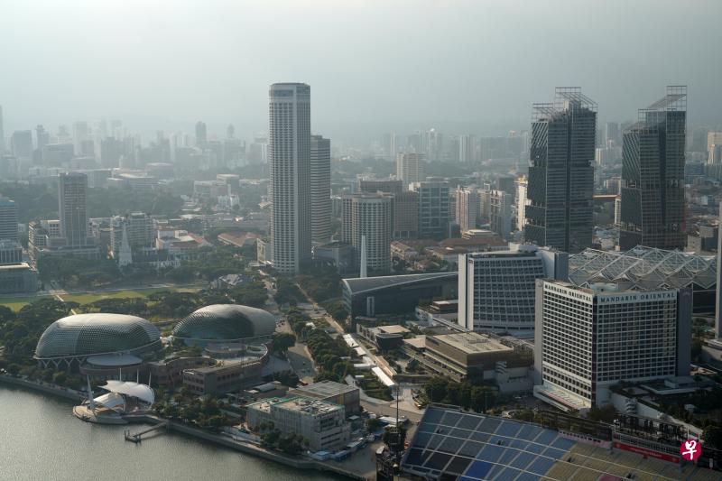 上空云雾氤氲的市区景观。