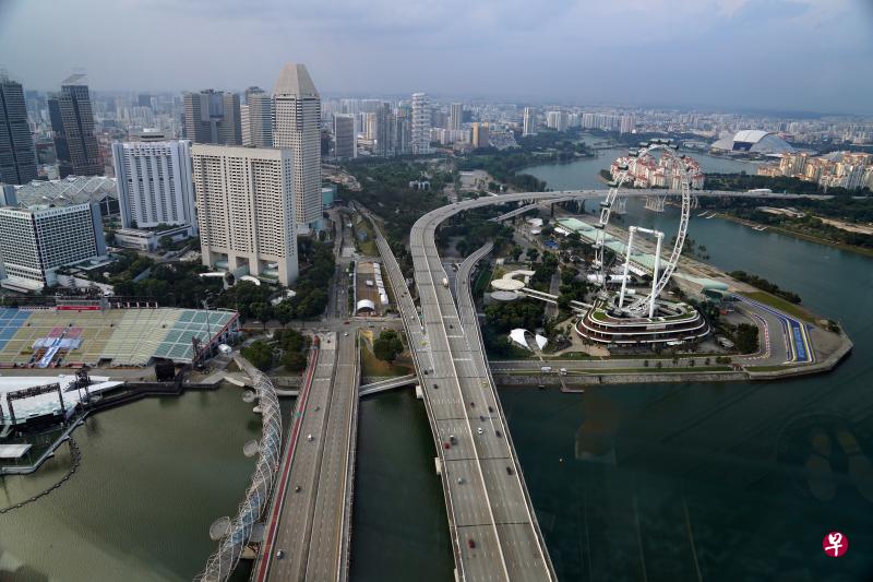 快速公路四通八达，是岛国的交通命脉。