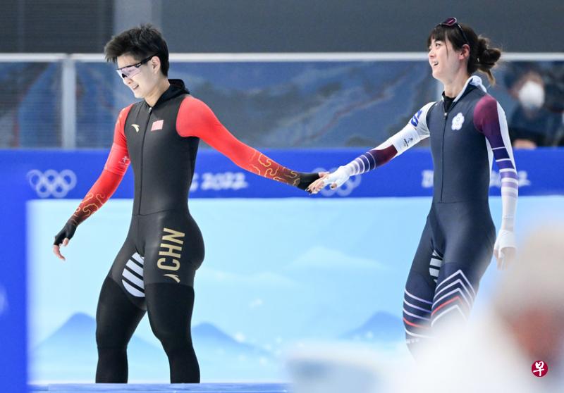 黄郁婷（右）2月17日在北京冬奥速度滑冰女子1000米决赛后和中国大陆选手金京珠友好执手致意。（ 新华社）