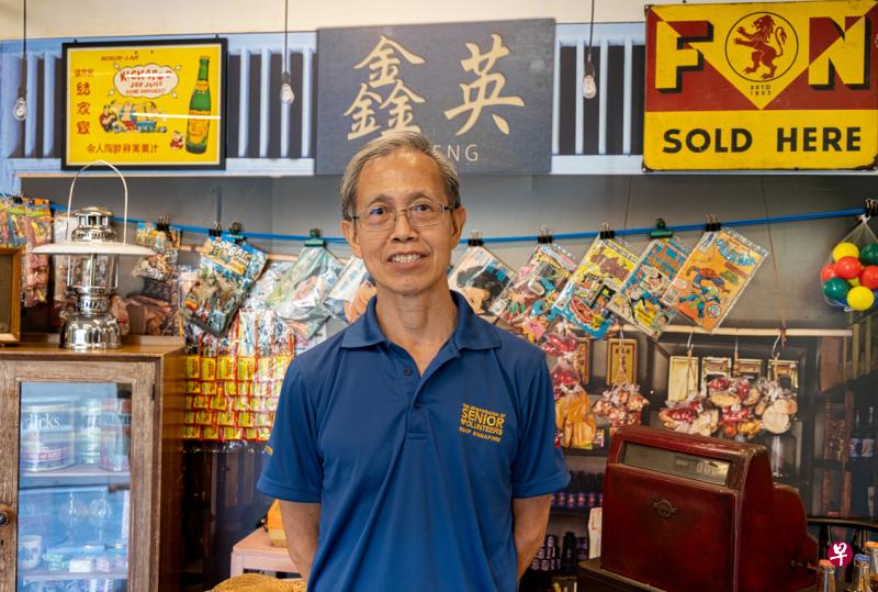 新加坡乐龄义工组织的韩增光负责编写教学内容。（张思庆摄）