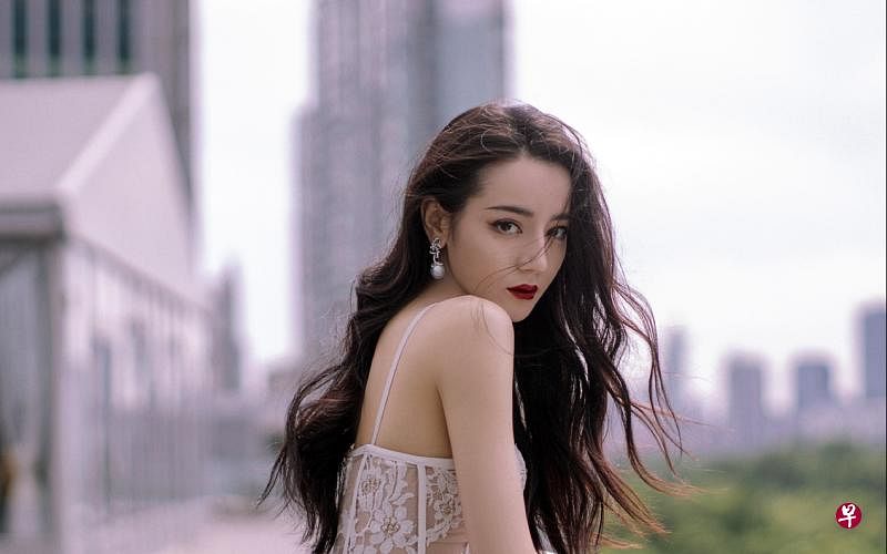 迪丽热巴的洋名Dilraba由中文名音译而成。