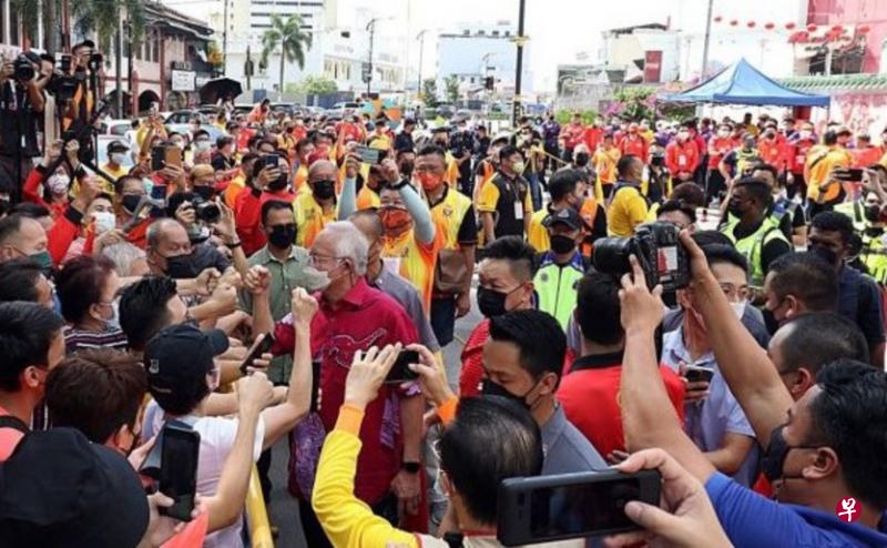 马国前首相纳吉昨天突然出现在新山柔佛古庙外，引起现场民众高呼“Boss Ku”，并争相与纳吉碰拳致意。柔州选举即将举行之际，纳吉此举明显具有竞选考量。（星洲日报）