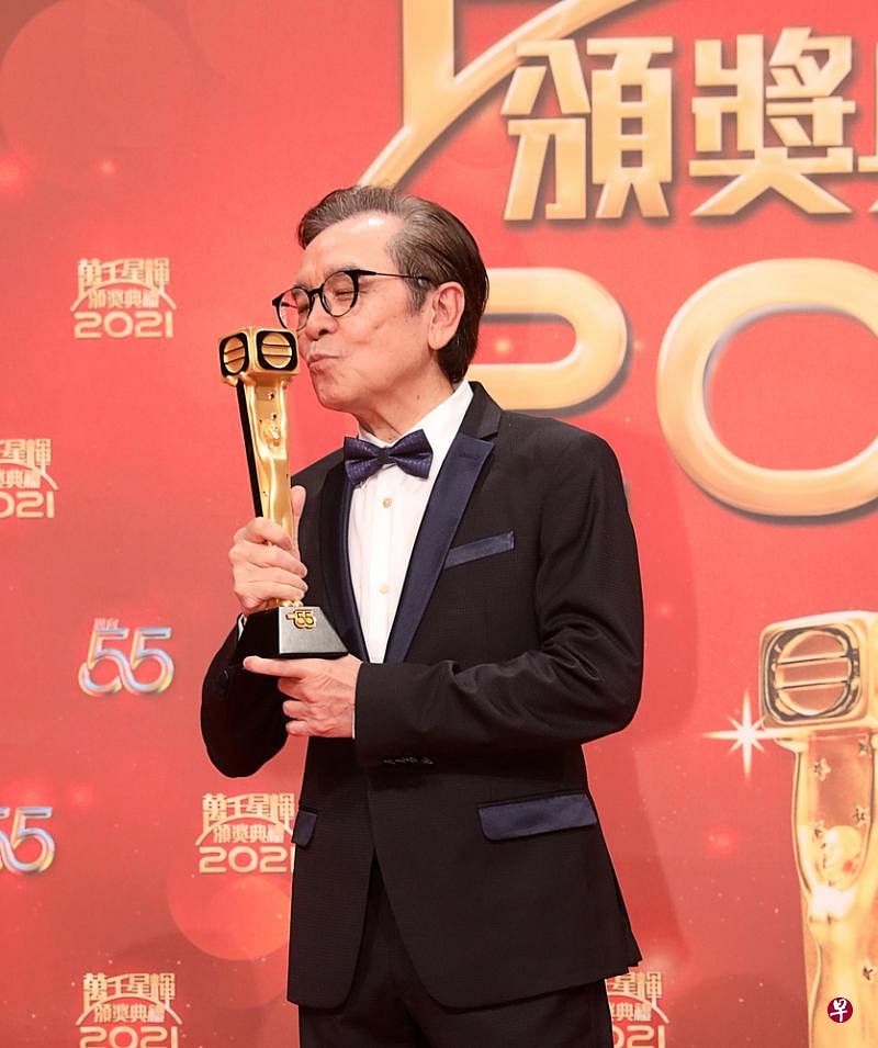 姜大卫上个月初在无线《万千星辉颁奖典礼2021》上获颁“万千星辉演绎大奖”。（香港TVB提供）