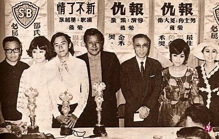 姜大卫1970年凭《报仇》成为香港首位亚洲影展影帝。图为董绍泳（左起）、舒佩佩、姜大卫、张彻、邵逸夫、李菁和金霏在机场招待会上合影。（互联网）