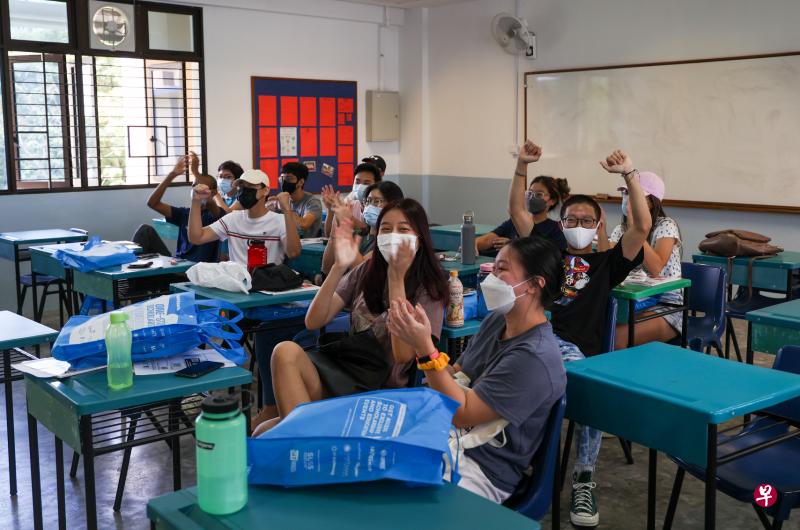 A水准会考成绩昨天放榜，圣安德烈初级学院的考生在课室等待领取成绩单，为彼此加油打气。（白艳琳摄）
