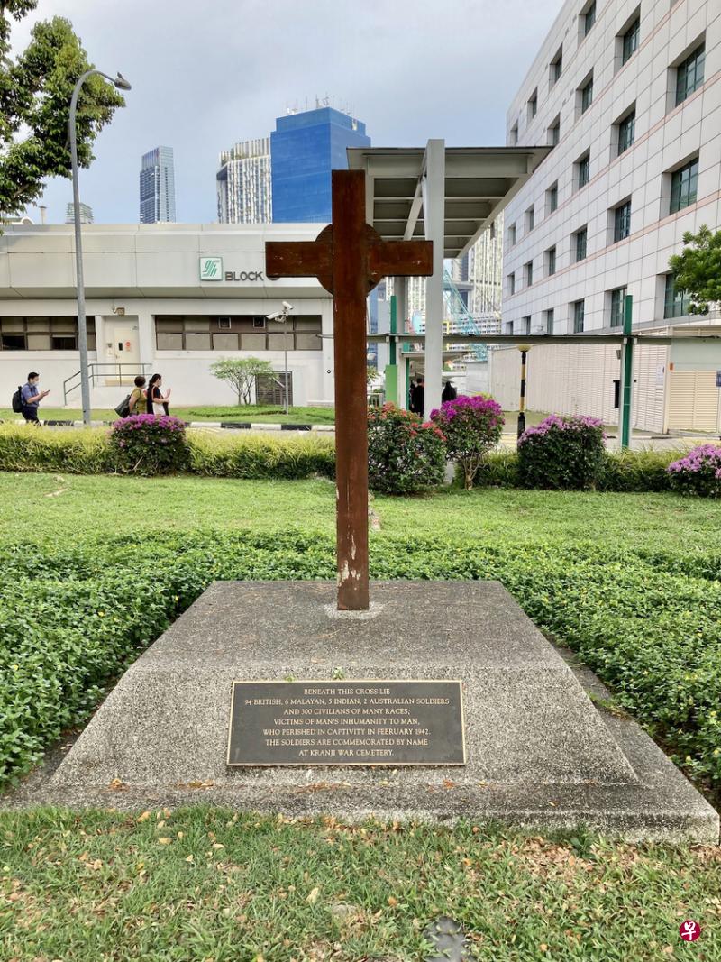中央医院的停车场放置一个十字架纪念碑，向在二战期间牺牲的死难者致敬。
