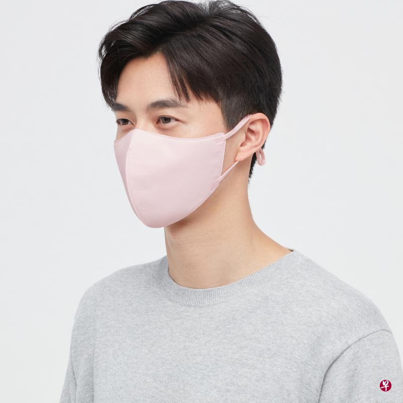 Uniqlo新一代3D造型口罩有深蓝、黑与粉红三种颜色，耳圈能调整松紧。（品牌提供）