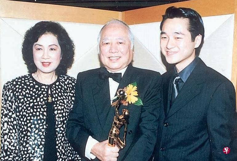 楚原（中）于1998年获金像奖颁“专业精神奖”，太太南红（左）与儿子张诗乐陪伴出席。（互联网）