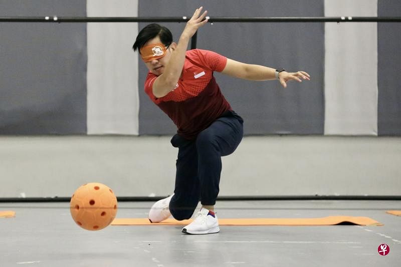 贸工部兼文化、社区及青年部政务部长陈圣辉尝试盲人门球运动。（海峡时报）