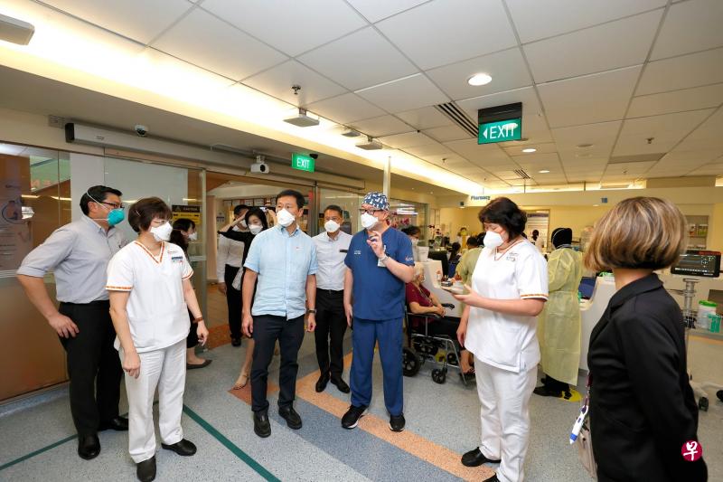 卫生部长王乙康（前排左三）前天走访樟宜综合医院急诊室，为团队打气加油。（取自樟宜综合医院面簿）　