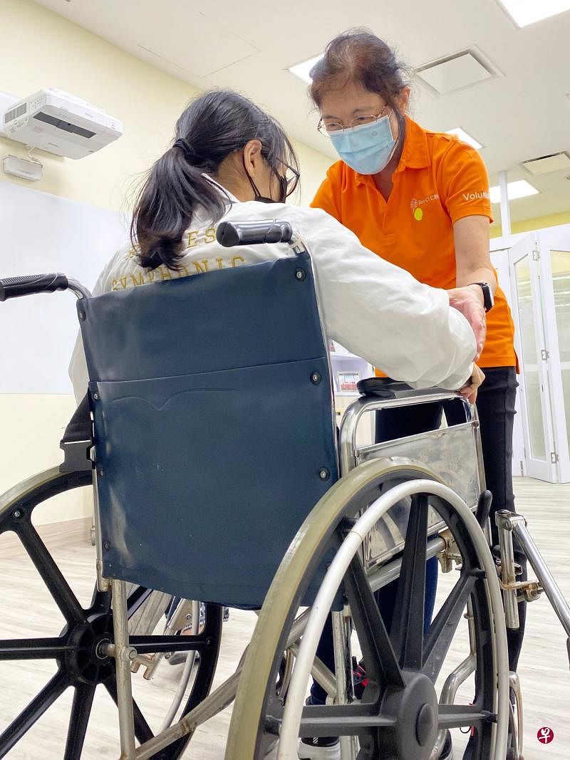 在仁慈医院已当了15年义工的洗玉琼（右），如今加入医院的代护义工团队，接受基本护理培训，准备在需要时进入病房，协助院方应对医护人手不足问题。（仁慈医院提供）
