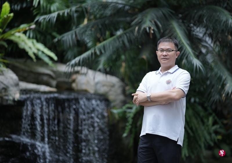 庾潍诚相信大道至简，希望可以深入浅出地让读者了解《易经》哲学。（谢智扬摄）