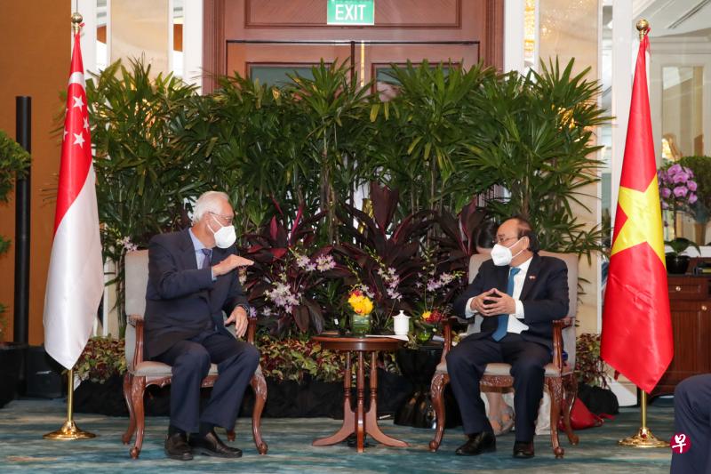 荣誉国务资政吴作栋（左）昨天会见了到我国进行国事访问的越南国家主席阮春福（右）。吴作栋事后在面簿上贴文说，他告诉阮春福，有信心越南将成为驱动东南亚发展的重要引擎。（蔡家增摄）