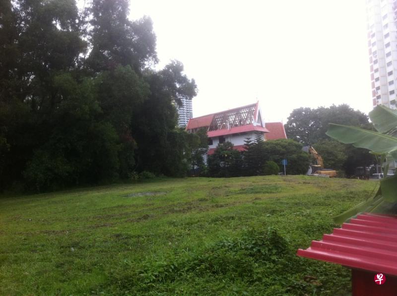 龟仔山上正龙宫及太阳宫庙后草地即作者故居旧址，远处为阿难寺及兴建中的新寺院。（作者摄于2012年）
