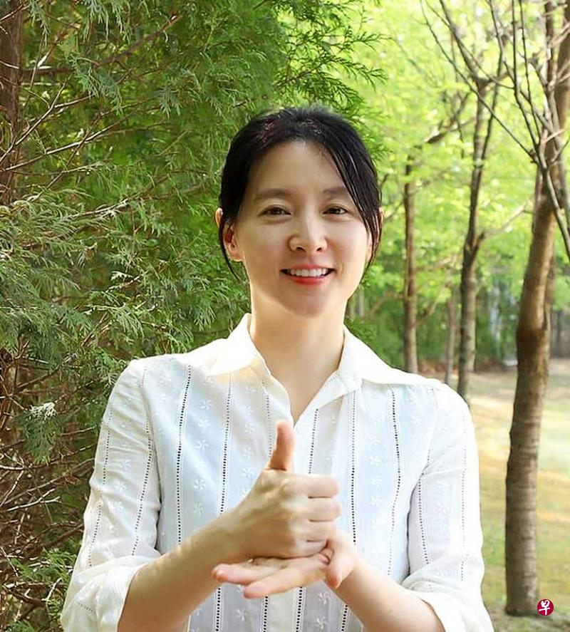 李英爱撰文为乌克兰人打气，并捐了11万新元。（互联网）
