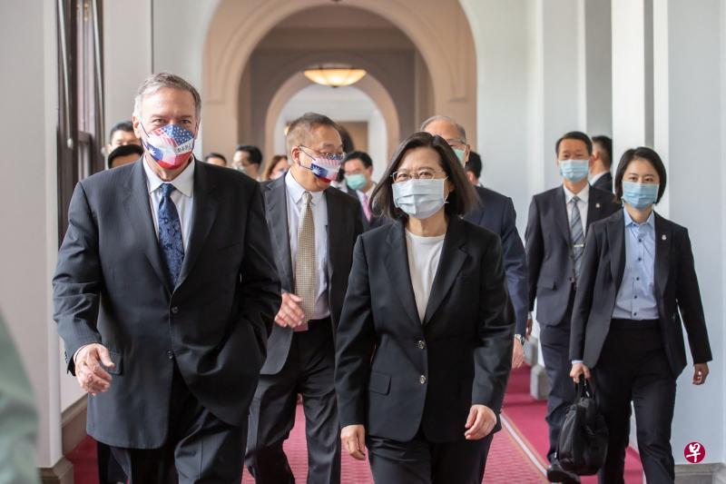 台湾总统蔡英文（右）昨天在总统府会见美国前国务卿蓬佩奥，图为两人在总统府同行。蓬佩奥去年6月因体重逼近136公斤，痛下决心减肥，如今暴瘦约40公斤，前后判若两人。（法新社）