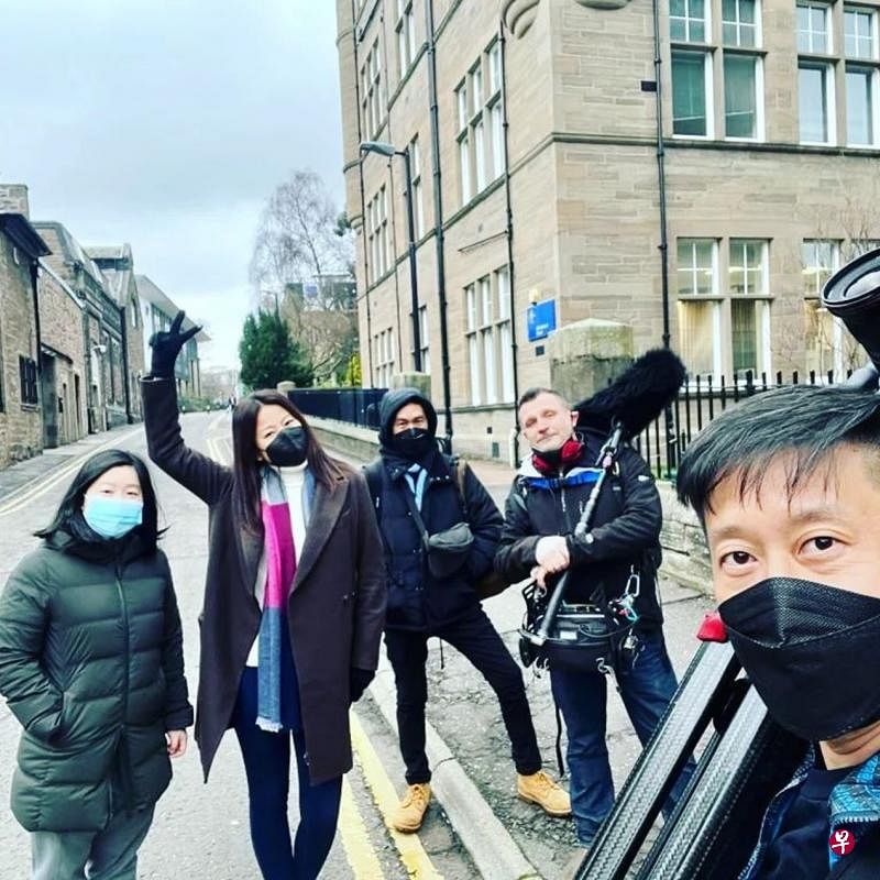 林翠芳（左二）与团队刚刚完成苏格兰的拍摄。（取自艺人社媒）