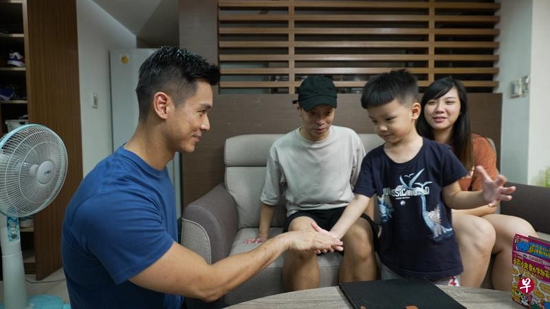 陈邦鋆（左一）负责在台湾访问同乡，除了担任一集主持人，也挑战该集的编导工作。