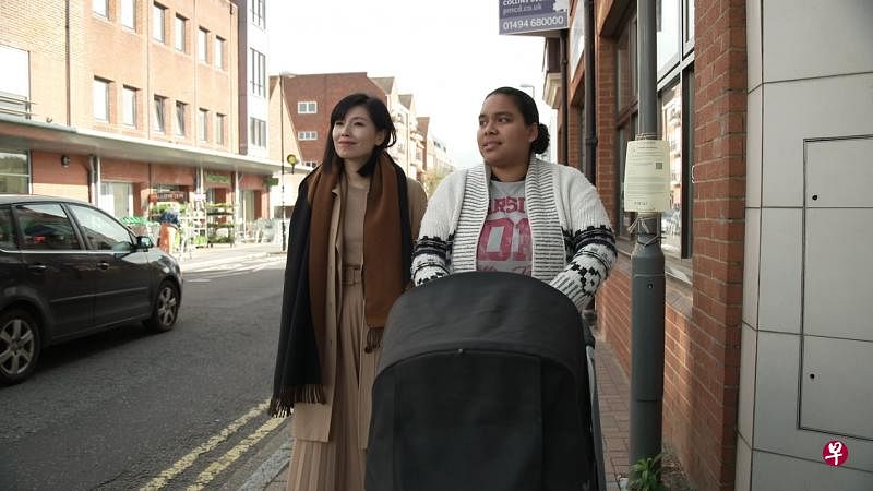 欧菁仙（左）走访在英国定居的新加坡人Noora Rashti。