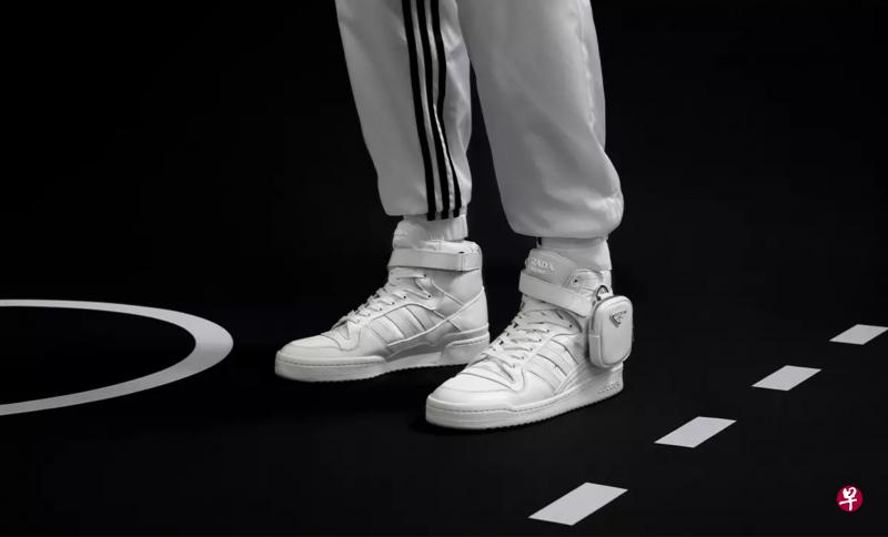 Prada与adidas协作球鞋，唯一让人感觉不同的是为球鞋添加一对小钱包。（Prada提供）