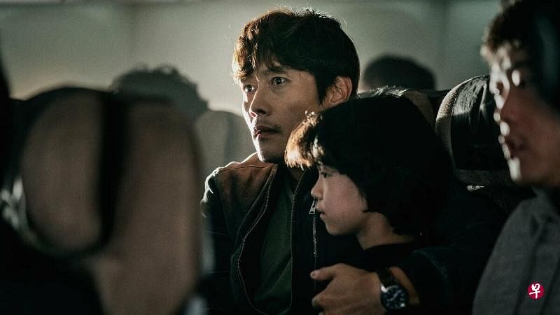 韩在林执导、李炳宪等主演的《紧急宣言》 是韩国首部航空灾难片。（互联网）