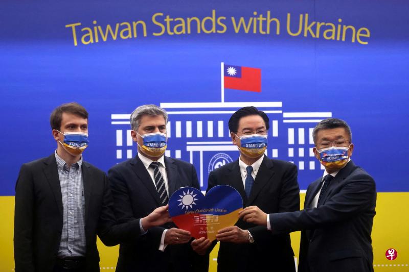 台湾外交部前天举行“赈灾乌克兰记者会”，台湾外交部长吴钊燮（右二）与波兰驻台代表高则叡（左二）过后一起合照。（路透社）