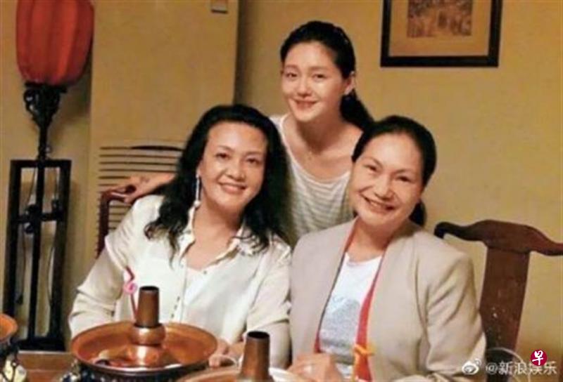 大S（中）还是汪家媳妇时和张兰（左）、S妈合照。