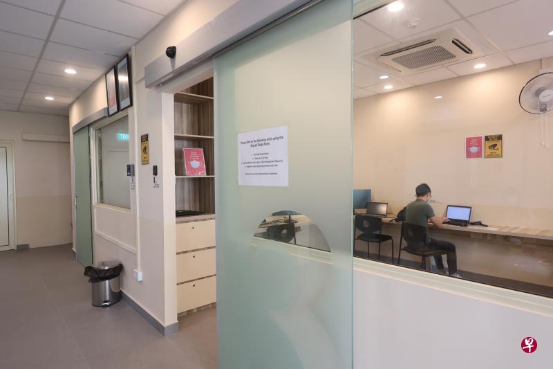 淡滨尼北第五分区居民联系网中心为居民提供笔记本电脑，让他们在舒适的环境中办公或温习功课。（唐家鸿摄）