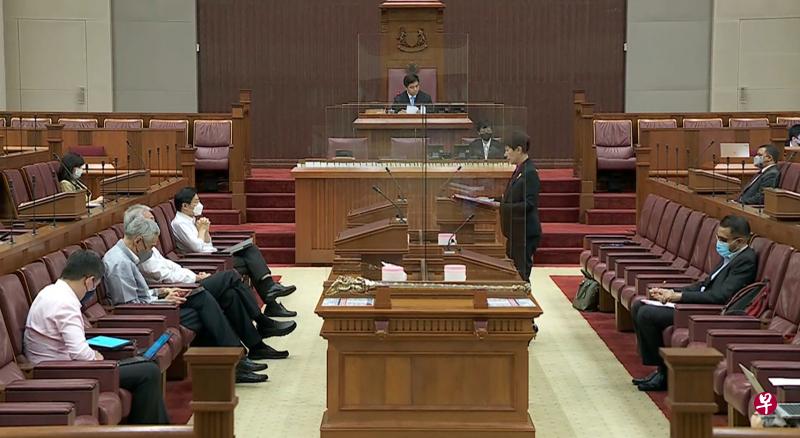 国会领袖英兰妮（站立者）总结新财年政府财政政策和各部门开支预算辩论时说，朝野议员通过了至今为止一个最可能推动变革的预算案。（gov.sg视频截图）