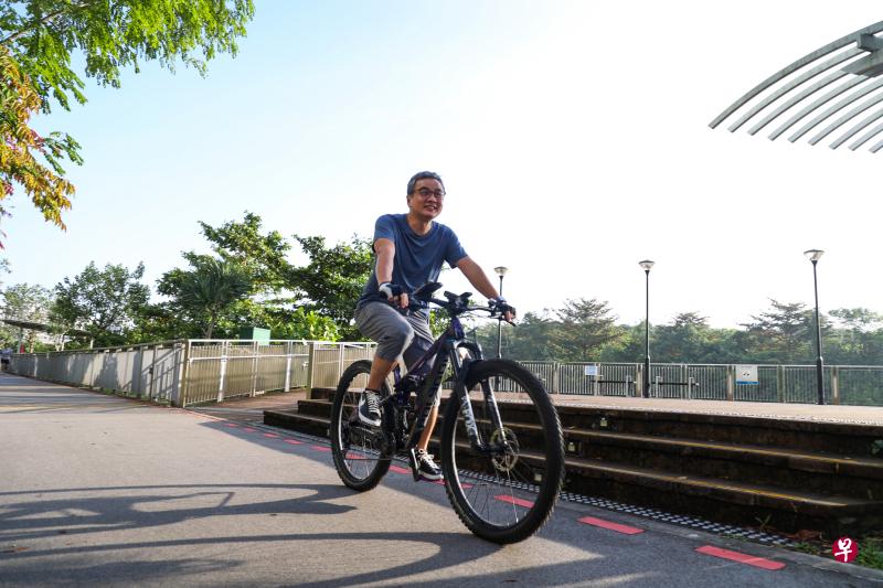 脚踏车爱好者面簿专页“SG PCN Cyclist”的发起人张德伟，迫不及待想要体验在5月份复办的华侨银行“骑车乐”的20公里城市集体脚踏车赛。（白艳琳摄）