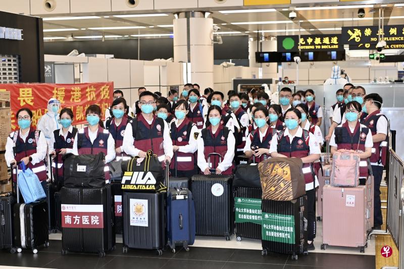 应港府请求，中国中央政府派出大陆医疗团队赴港支援治疗工作。继上周来自广东的16人团队抵港考察后，正式派出大陆医疗人员首批75人昨天经深圳湾口岸抵港。另一批大约300人的团队也会在本周内抵步，协助香港医院提升收治病人的能量。（中新社）