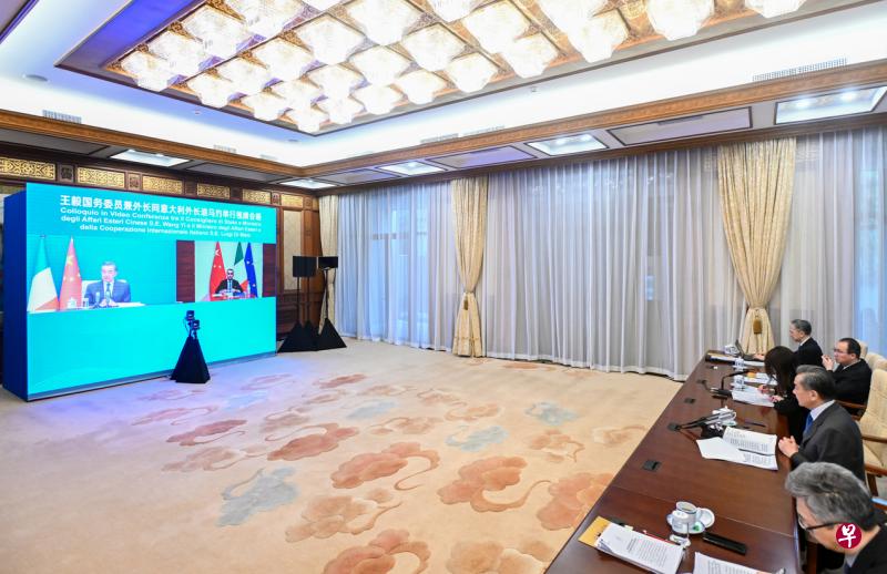 中国高层过去一个星期来频密与欧洲国家就乌克兰局势交换意见，图为中国外长王毅本月10日同意大利外长迪马约举行视频会晤。（新华社）