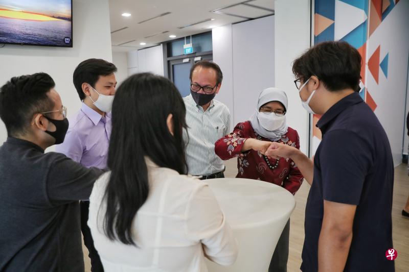 哈莉玛总统（右二）昨天出席新加坡心理健康协会的虚拟摄影展Curiography开幕仪式，并同协会副会长李清副教授（右三）与摄影展的参与者和志愿者交流。（海峡时报）
