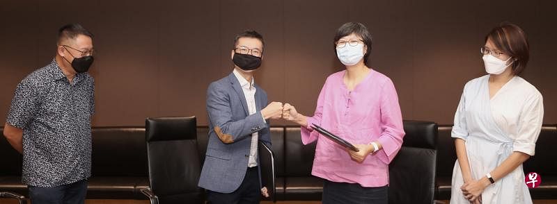 新报业媒体华文媒体集团社长李慧玲（右二）与新加坡华族文化中心总裁刘思伟（左二），昨天重新签订战略合作框架协议与早报文创空间合作协议。出席签订仪式的还有华族文化中心节目处长李仪文（左一），以及华文媒体集团营运总编辑罗文燕。（陈来福摄）