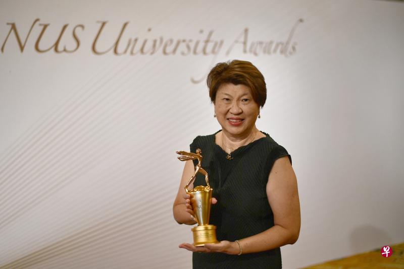 新加坡国立大学系统科学院主席洪月霞昨天获新加坡国立大学杰出服务奖。（海峡时报）