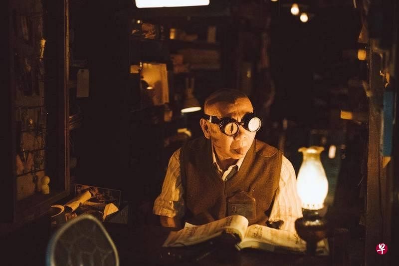 ←顾宝明在电影遗作《消失的情人节》客串演出壁虎伯。（剧照）