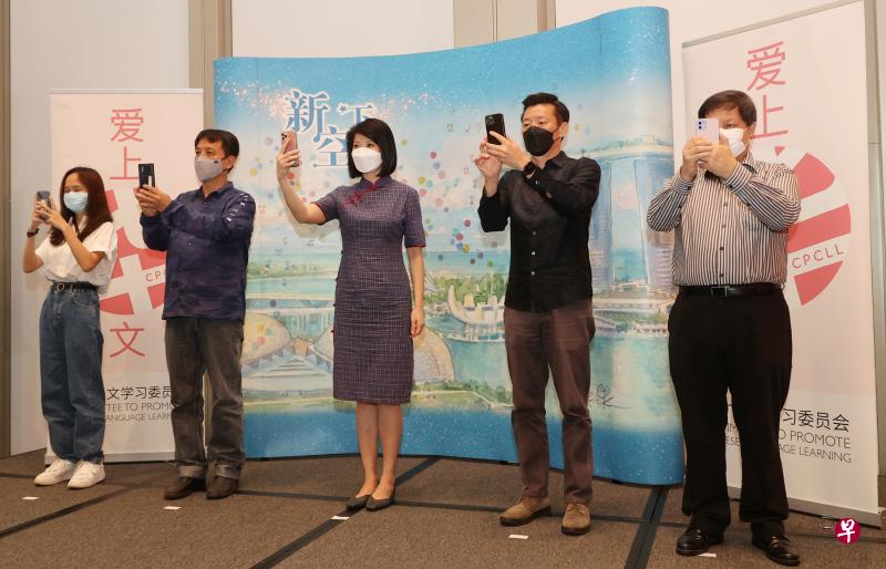 《Kopi-O》创作者李嘉敏（左起）、弹唱人音乐室创办人蔡忆仁、教育部兼社会及家庭发展部政务部长孙雪玲、《联合早报》总编辑吴新迪，以及裕廊先驱初级学院院长王金富博士，为2022年“新空下”全国学生新谣音乐节掀开序幕。（唐家鸿摄）