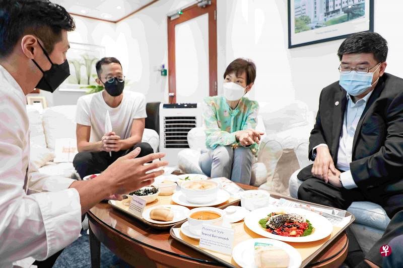 本地名厨胡敬恒（左一）向永续发展与环境部长傅海燕（右二）介绍三款采用本地食材的产后餐特色。左二为“LoveSGMums”项目负责人林威利，右一为康盛医疗集团总裁黄长彦医生。（新加坡食品局提供）