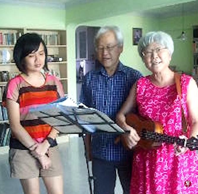 陈婉菁（左起）与英培安、吴明珠一起练歌。