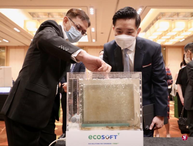 本地水务处理公司义科环保联合创办人兼董事经理林文忠（左）在昨天举行的可持续发展会议与市集上，向贸工部兼文化、社区及青年部政务部长陈圣辉介绍公司的水过滤技术。（陈来福摄）