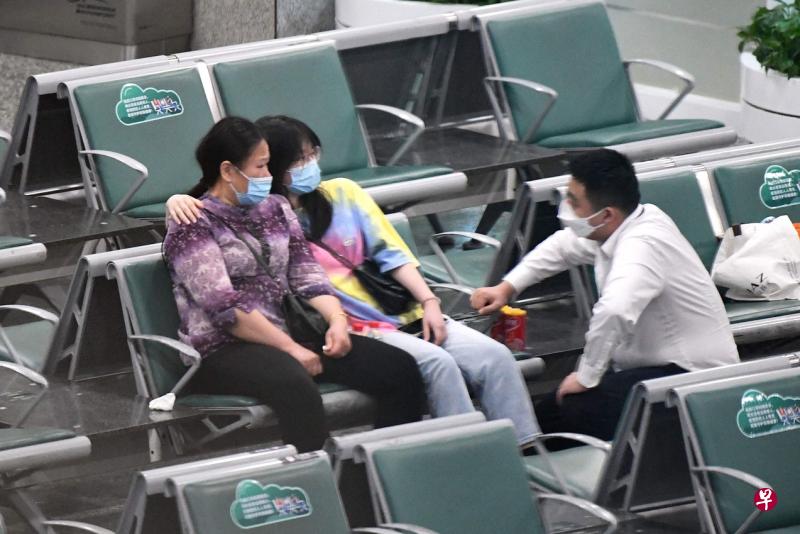 失事东航客机乘客的家属前天在广州白云机场的家属临时接待区等候消息。客机前天从云南昆明飞往广州，途中在广西梧州市藤县山区坠毁。（法新社）